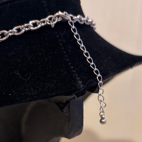 Elegant Silver Toned and Iridescent Acrylic Beaded Necklace. Size 16” to 18” - Picture 8 of 8